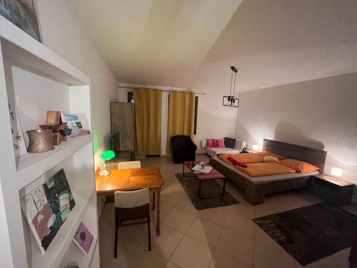 Monelly Apartman 科马尔诺 外观 照片