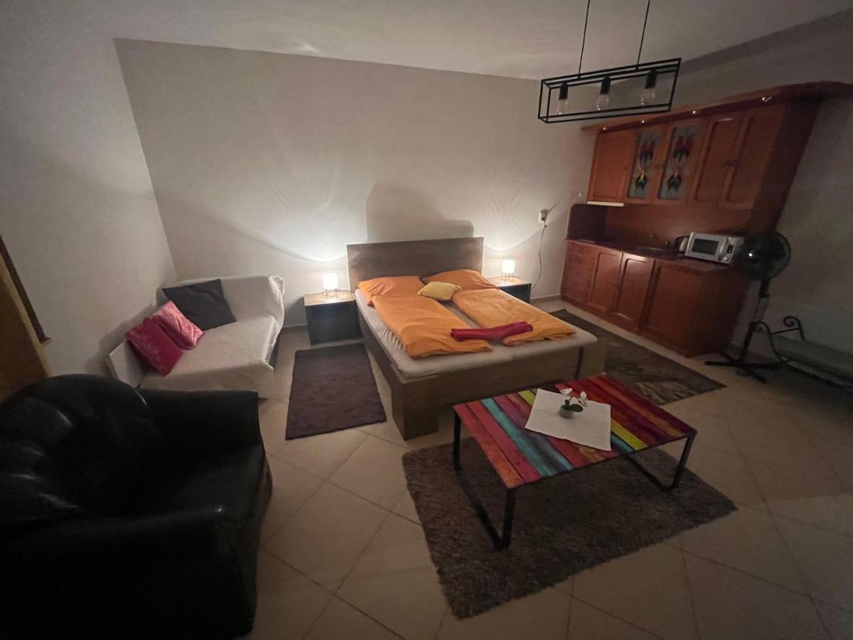 Monelly Apartman 科马尔诺 外观 照片